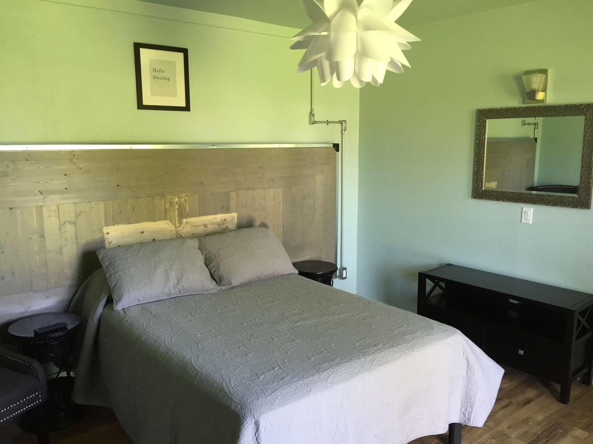 Rooms At The Pecan Olmito 외부 사진